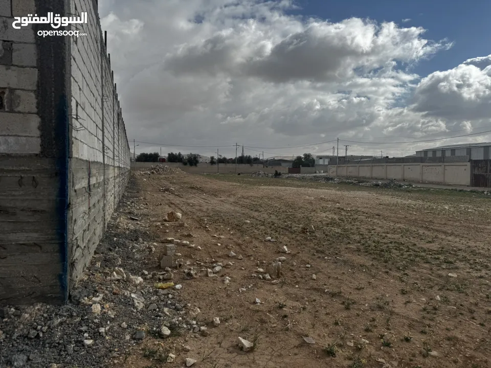 أرض للأيجار أو الاستثمار تصلح لبناء هنجر و مستودعات او كراج شاحنات خلف مقبرة المسيحية قرب الترخيص