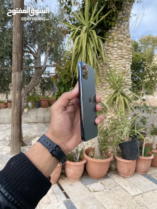 iPhone 11 Pro بحالة الوكاله