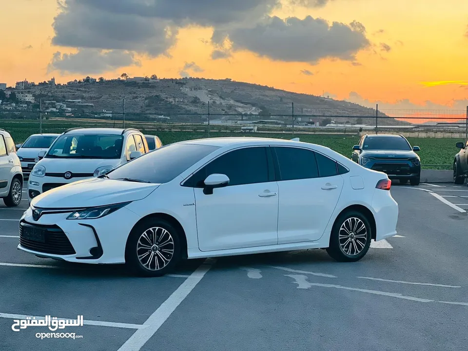 تيوتا كورولا هايبرد ترخيص 2022 فل بدون فتحة مميزة  ماتور 1800cc ( بنزين + كهرباء) 170Hp