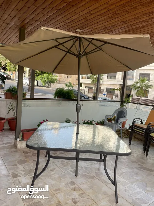 طاولة حديقة او ترس او مزرعة مع مظلة كبيره و 4 كراسي