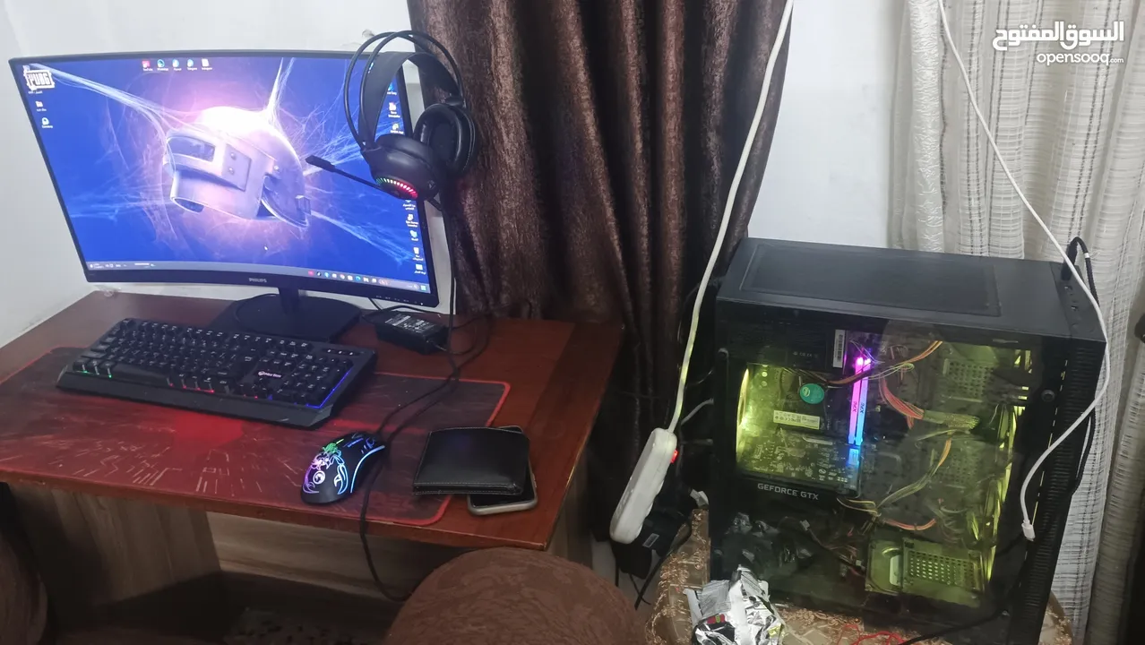 كمبيوتر مع شاشة