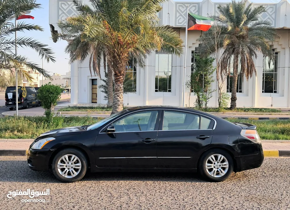 Nissan Altima - 2011 Black