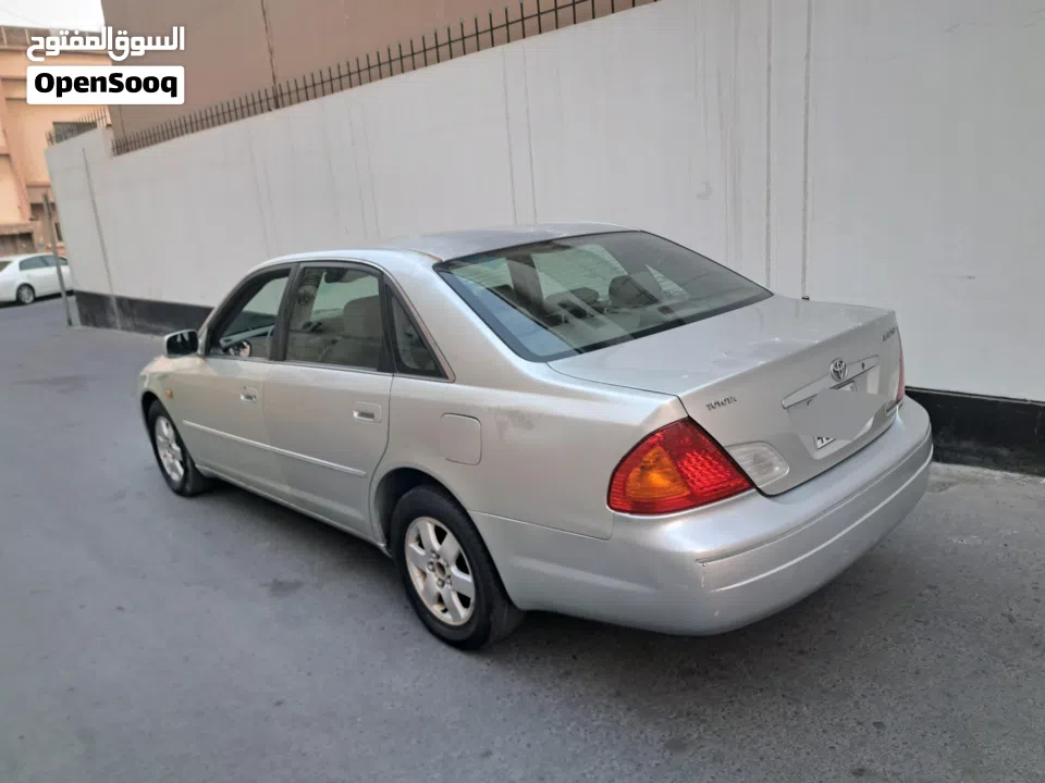 للبيع تويوتا افالون موديل 2000