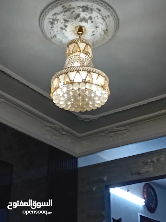 ثريات ثنتين لون ذهبي بحالة جيده للبيع