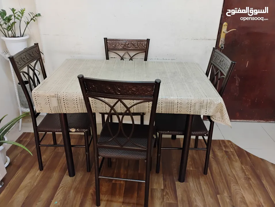 Dining table for sale with 4 chair