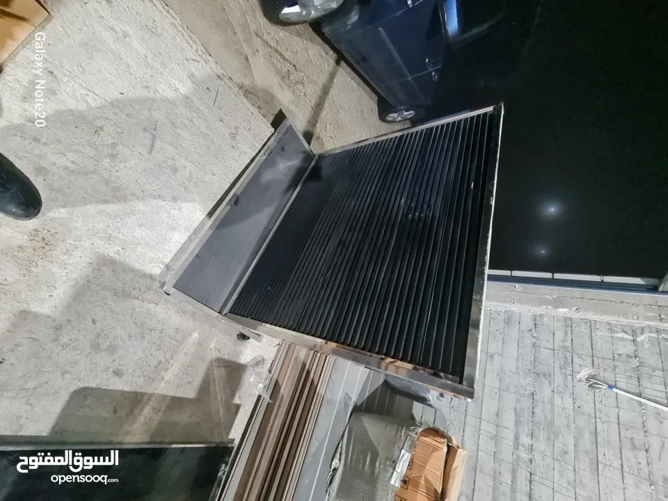 رفوف خشب بقواعد ستانليس