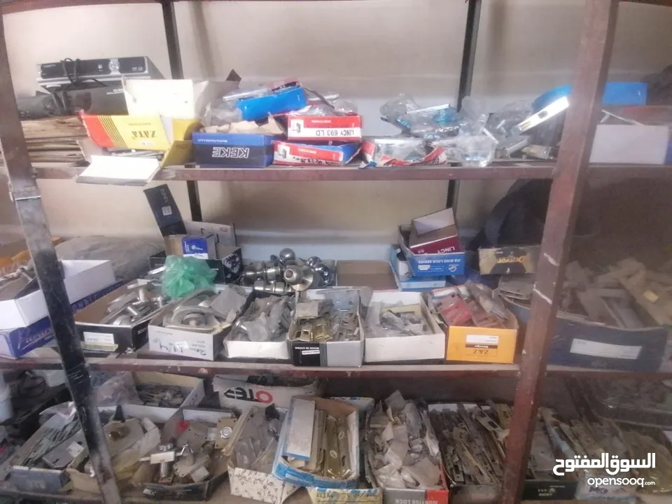 محتويات محل مواد بناء