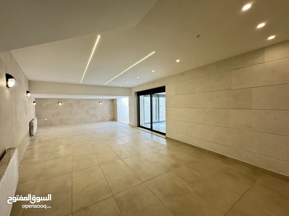 شقة مميزة طابق شبه ارضي مساحة 221م وخارجي 262م باجمل مناطق رجم عميش - طريق المطار