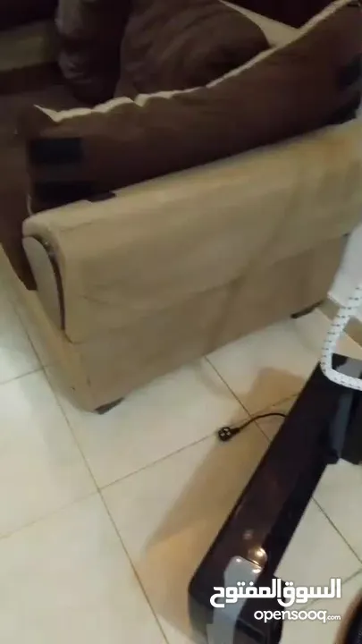 طقم كنب 9 مقاعد بحاله جيده مع طاوله تلفاز زجاج
