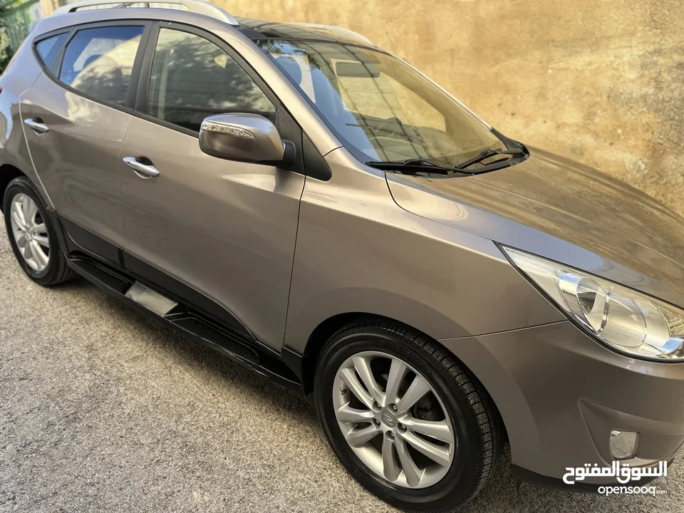 2009 ‏Hyundai توسان LX20 اربع ابواب، اللون فيراني، الكراسي جلد والسيارة 92,000 كيلو فقط وبحالة رائعة