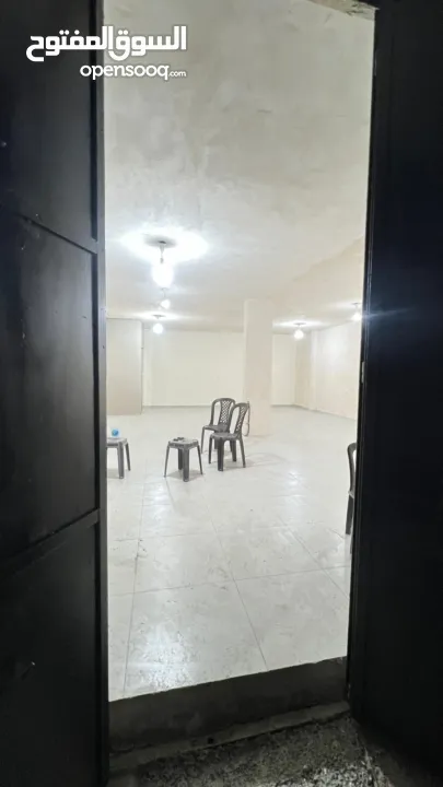 مخزن واسع للايجار مع رمبة بسعر مناسب