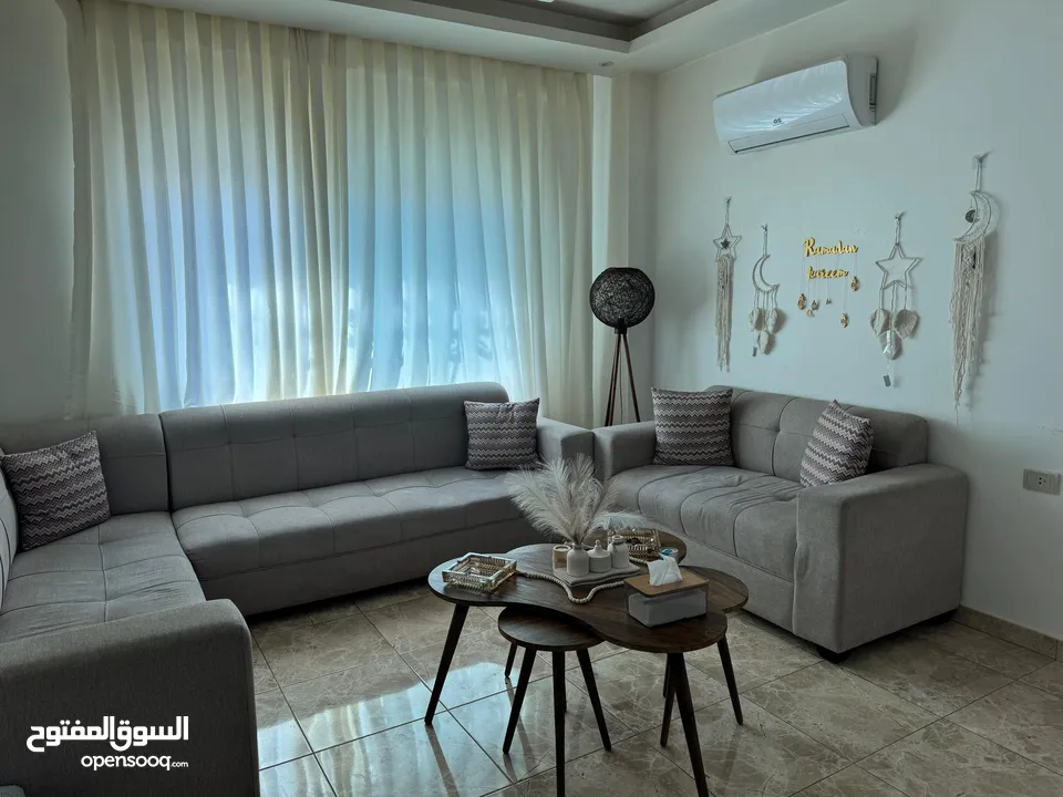 غرفة جلوس تفصيل مرتبها مه طاولات