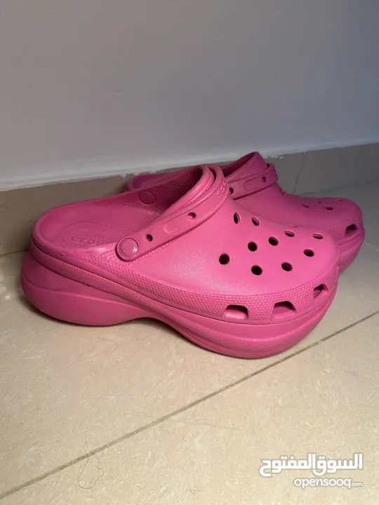 كروكس crocs حذاء رياضي/ شبشب بكعب عالي مريح وعصري