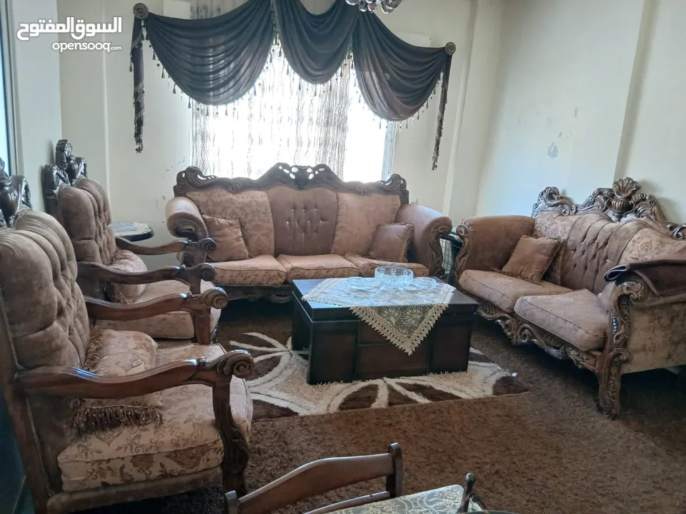 طقم غرفة ضيوف مع الطاولة الوسطية والبرداية