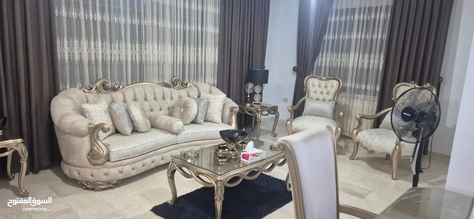 غرفة ضيوف كاملة مع سفرة