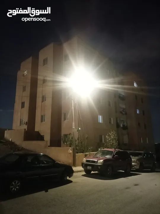 شقة في إسكان المعلمين أبو علندا مساحة 135 م2 . مكونة من 3 غرف و صالة كبيرة حرف L و حمامين و مطبخ