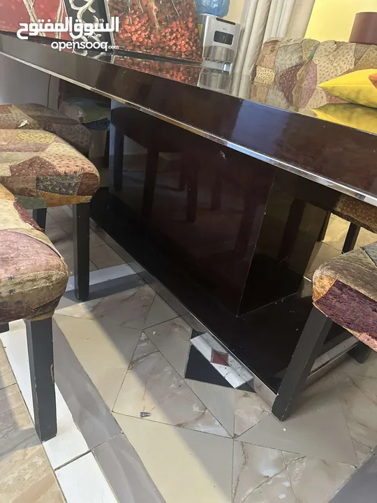 طاولة سفرة واردة خليجي ثقيلة جدا مع 8 كراسي 3 بحاجة للصيانة مع خدوش بسيطة مع البراويز الثلاث ب150د.أ