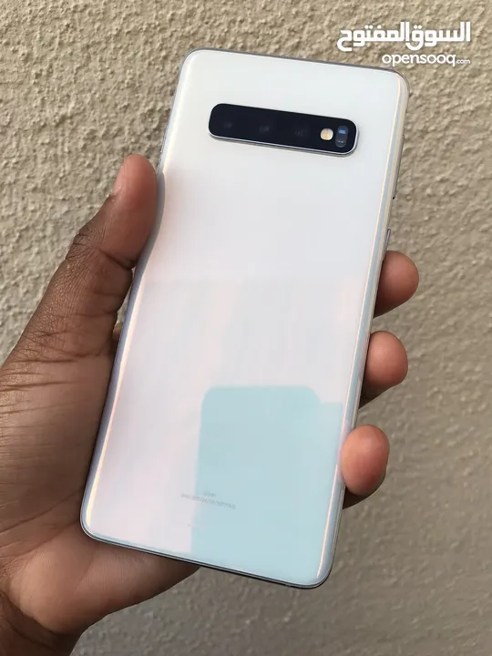 Samsung s10 White in color