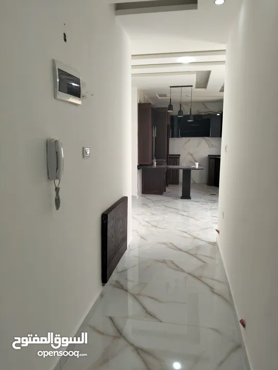شقة سكنية الياسمين -عمارة القيسي - تبعد عن تاج مول دقيقتين - إيجار سنوي لعرسان جدد أو عائلة صغيرة -
