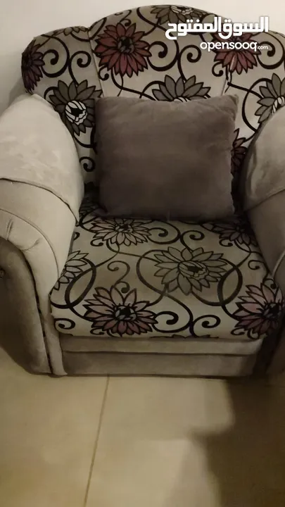 طقم كنب 8 مقاعد مع طاولة كبيرة وطاولتين جانبيات وموكيت  وستاير