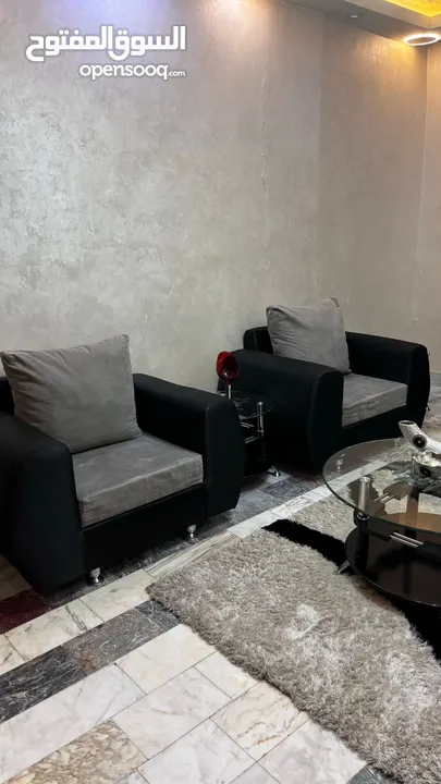 غرفه ضيوف مع طاوله سفره
