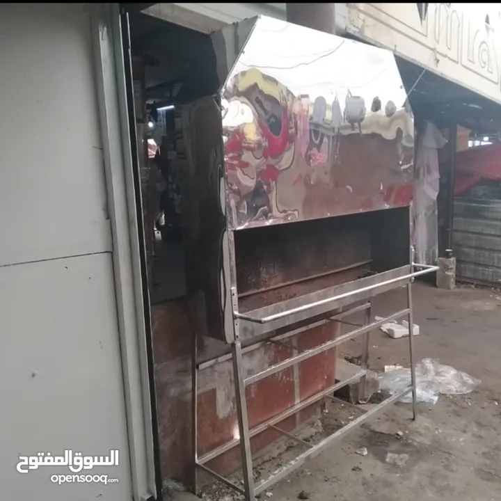 عدة مطعم مستعمل بحاله جيده للبيع بداعي السفر يوجد متفرقات كثيره جاطات ستيل طناجر صواني ميزان