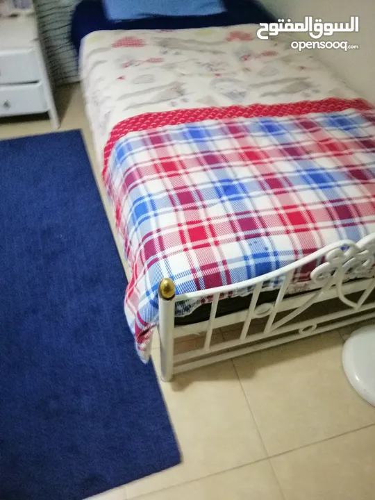 سرير حديد مع فرشه و سجاده وبرداي