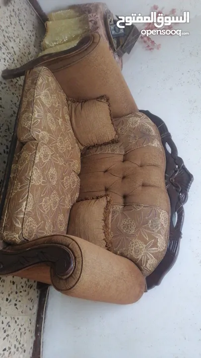 طقم كنب خشب ممتاز ولا يوجد فيه كسر ابدا وفرش جيد