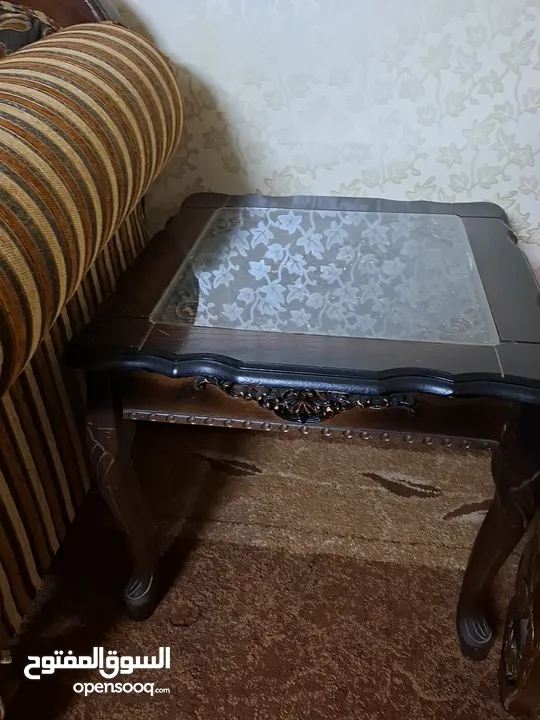 للبيع طقم كنب تفصيل خشب زان – حالة ممتازة  بالإضافه الى 3 اسكملات