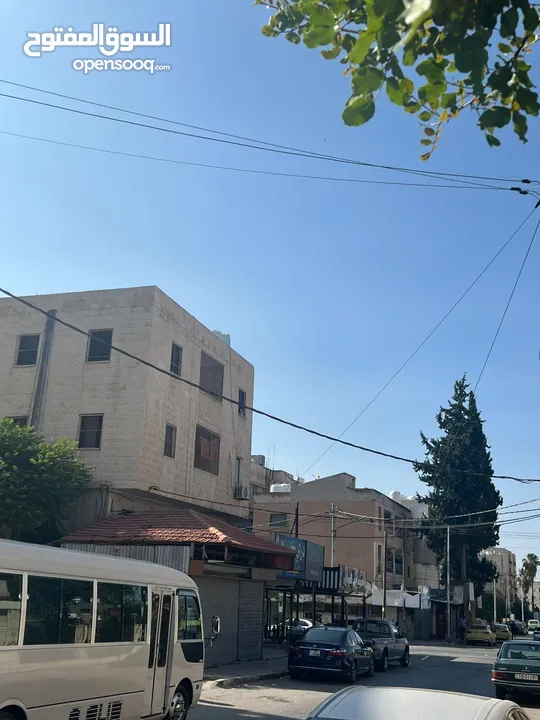 مجمع تجاري في وسط إربد عبارة عن محلات وشقق مع تسوية