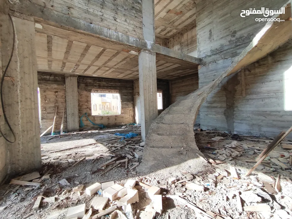 قطعه أرض عليها فيلا عظم للبيع في سطح مرحبا