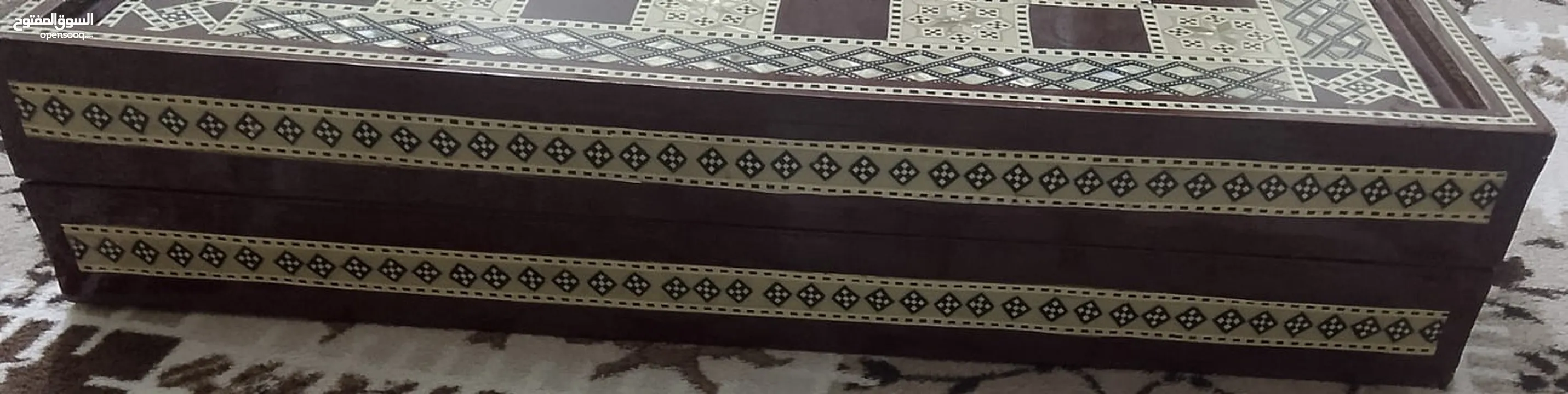 طاولة زهر خشب زان ثقيل محفر