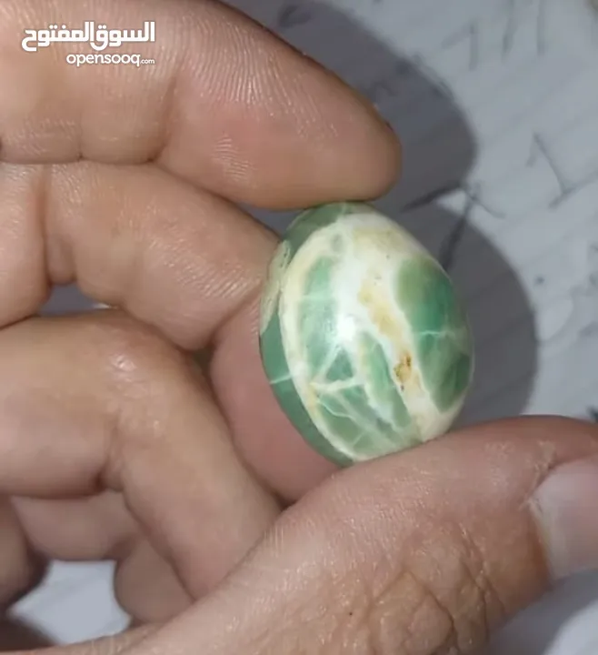احجار كريمة خضراء حجر كريم اخضر حجر زمرد مع عروق بيضاء قص على شكل دمعة للخواتم والقلائد والاساور حسب