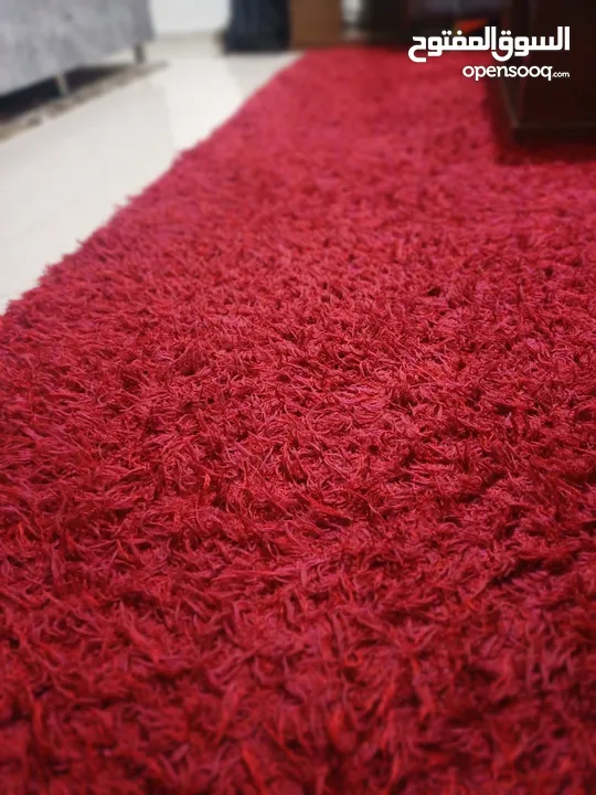 سجادة شاغي نضيفة وكبيرة لون خمري