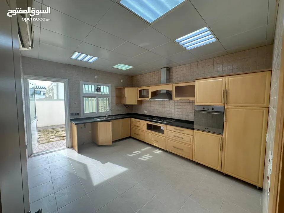 فلل (كمباوند) مميزه للايجار في بوشر المنى - Villas (Gated Community) For rent in Bousher AL Muna