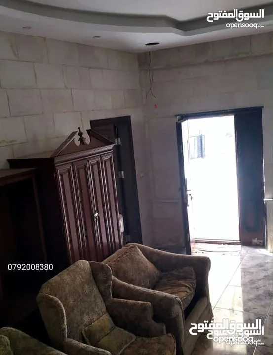 مزرعة لقطة مميزة مع بيت طابقين مطلة ومرتفعة