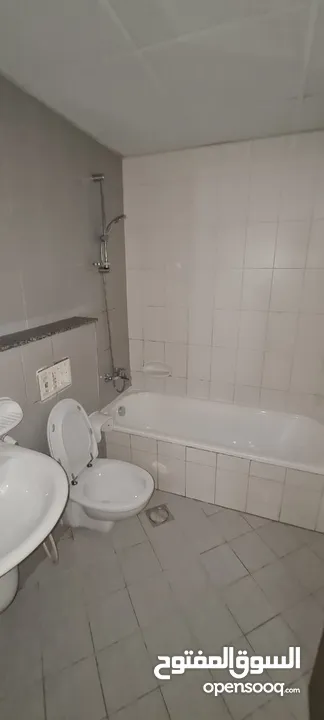 55,000 درهم سنويًا 3 غرف (إحداها ماستر) + صالة و3 حمامات بإطلالة بحرية خلّابة ، قريب من مخرج دبي