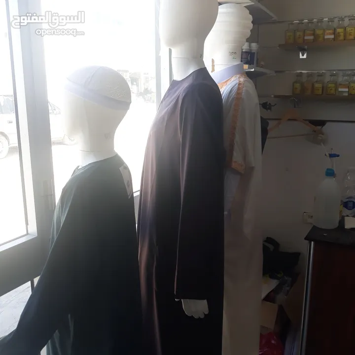 محل ثياب عربية مع الديكور وعطور
