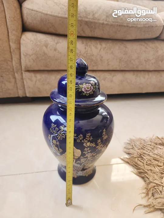 فاز انتيك قديمه لون ازرق رسمة طاووسين مذهبين يوجد كسر خفيف غير مؤثر على الشكل العام(نوادر)