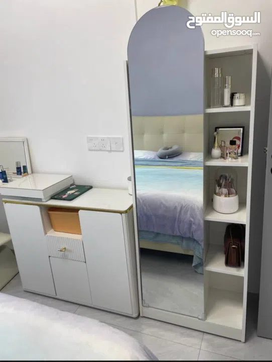 مرآة أرضية فاخرة مع رفوف جانبية – قطعة ديكور تخطّف الأنظار