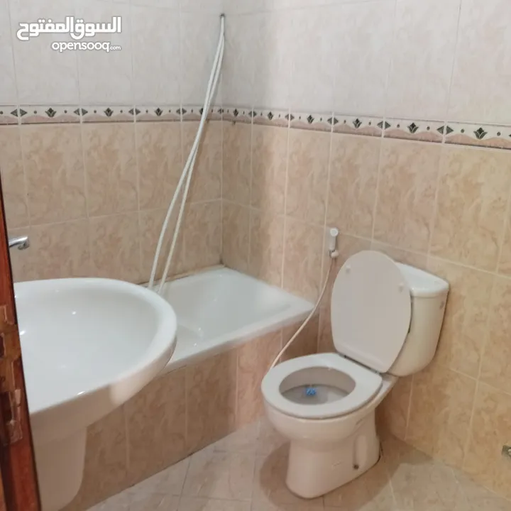 ام السماق / شقه فارغه للايجار/ باجره 400 دينار امكانيه الدفع شهري
