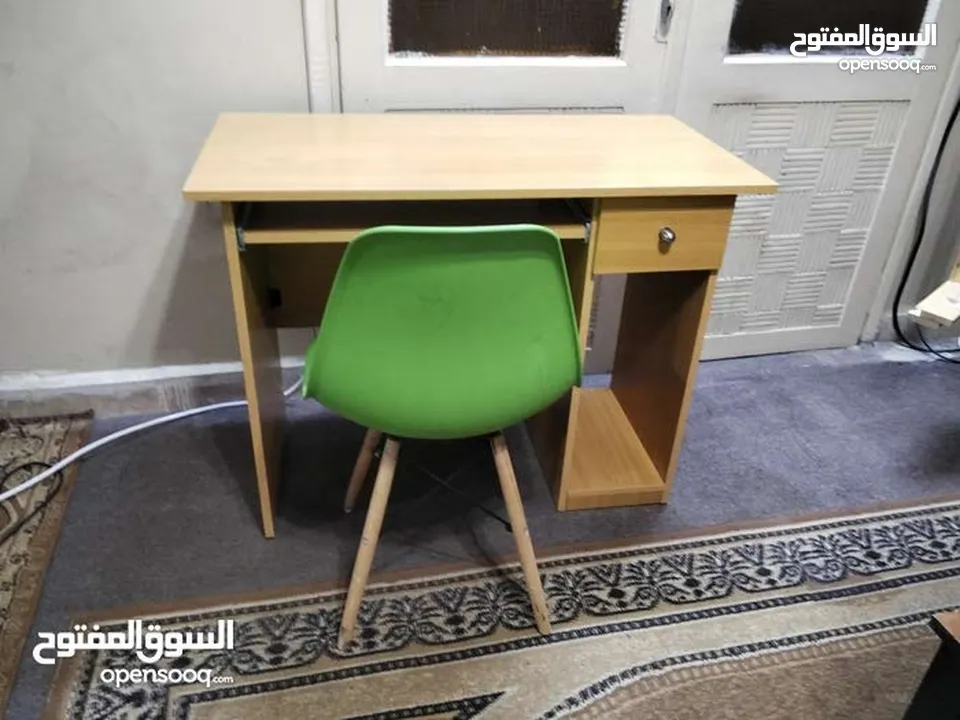 طاولة مكتب مع كرسي مميز بسعر مغري 30دينار