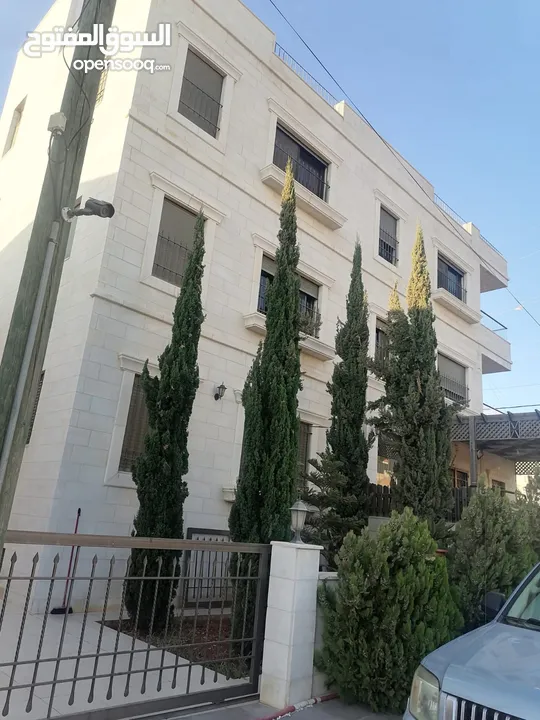 بيت مستقل اربع شقق طابقية على شارعين شارع المطار حجار النوابلسة مقابل الخارجية لقطة !!