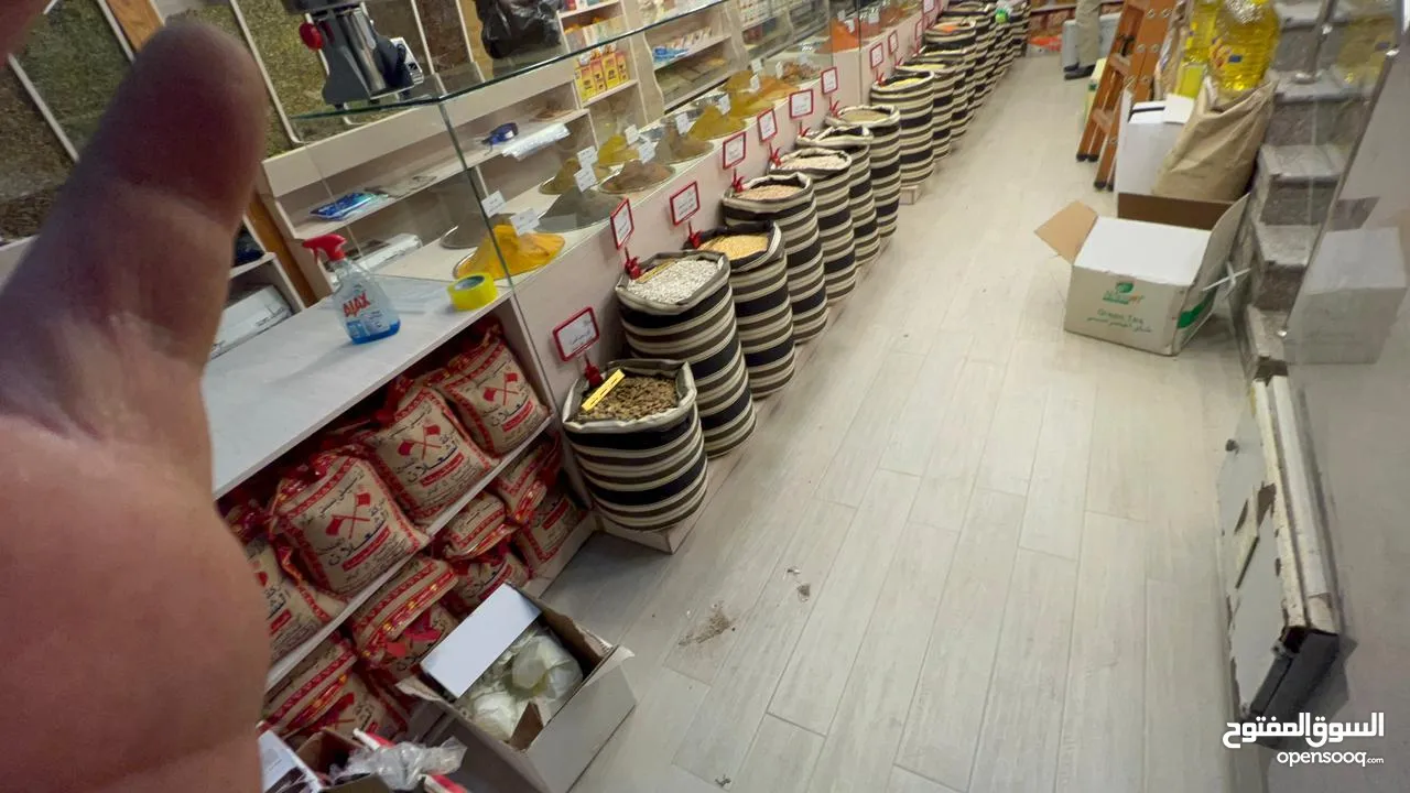 ديكور محل عطارة وماكينة قهوة شبه جديدة