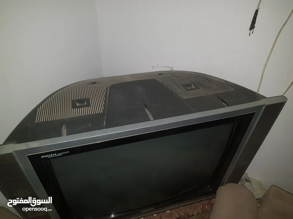 تلفزيون كبير ومكنسه كهرباء