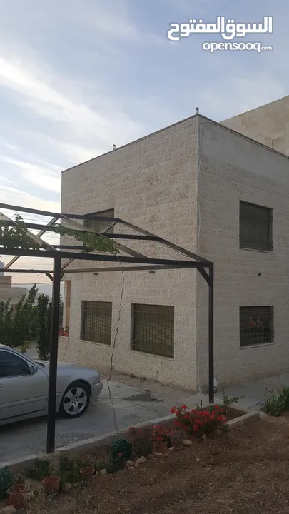 فيلا مميزه ومطلة و مخدومة   علا شارعين للبيع للبيع السعر جيد جدا