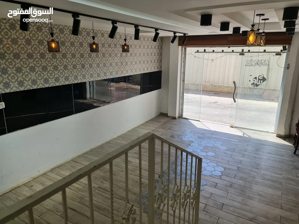 محل تجاري للايجار بالقرب من وسط البلد في مدينة الخليل مع واجهة بارزة على الشارع الرئيسي