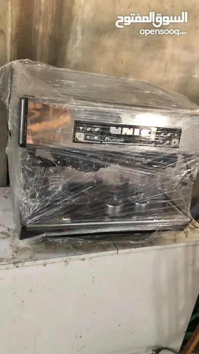 ماكنة سبرسو شبه جديده مع مطحنه وفلتر جداد بالكرتونه واحد فاز ممتازة
