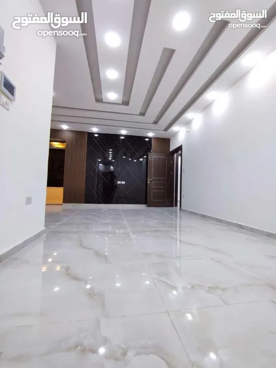 شقة مميزه مساحتها 160م او مع روف 200 م في الحي الشرقي