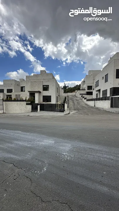 تملك فيلا مميزة من أربع طوابق ضمن كومباوند في أرقى مناطق دابوق بسعر مميز / ref 9475